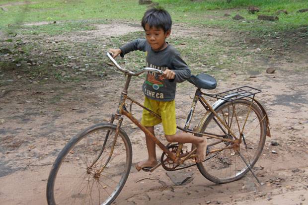 Niño con su bici en Camboya niño en camboya