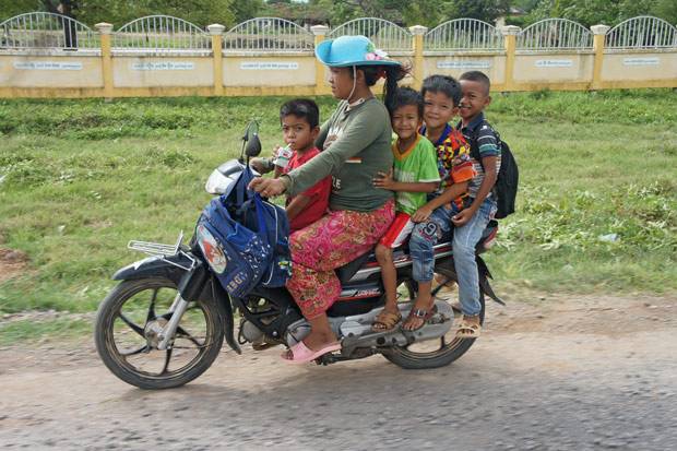 Moto con niños circulando por Camboya Moto con niños