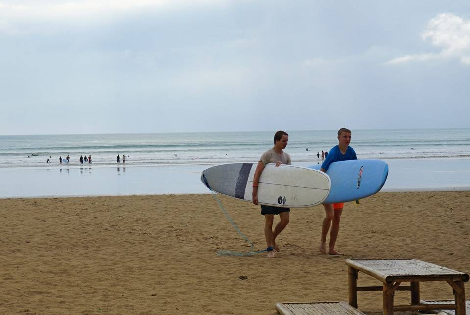Surf en una playa de Khao Lak Surf en Tailandia
