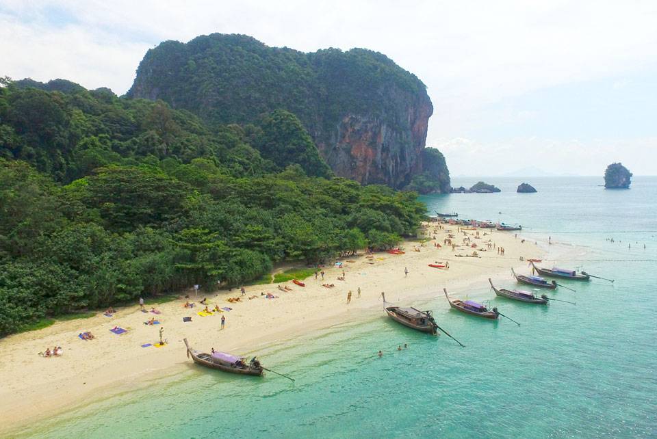Longtail boats en la Bahía de Railay de Tailandia Bahía de Railay