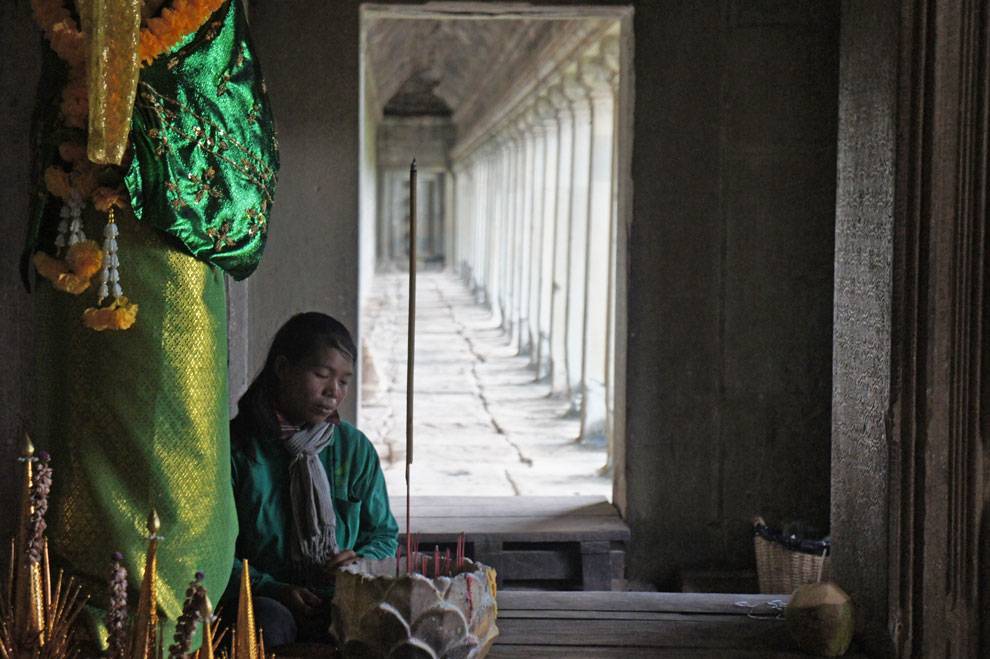 mujer poniendo ofrendas en camboya mujer rezando