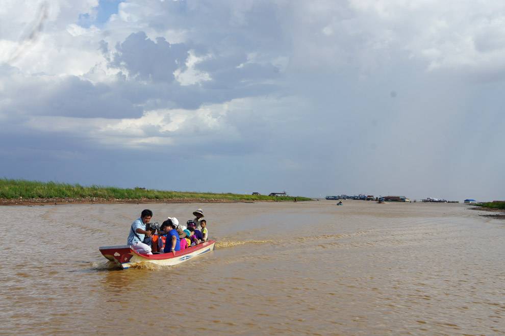Barca en el lago Tonle sap Tonle Sap
