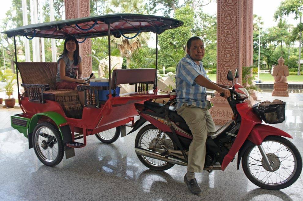 Mati montada en un tuk tuk en Camboya Tuk tuk camboyano