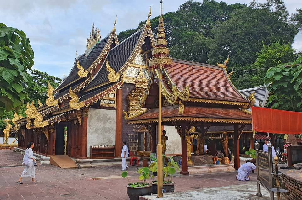 Practicantes de Vipasana en el templo Wat Rampoeng de Chiang Mai Wat Rampoeng