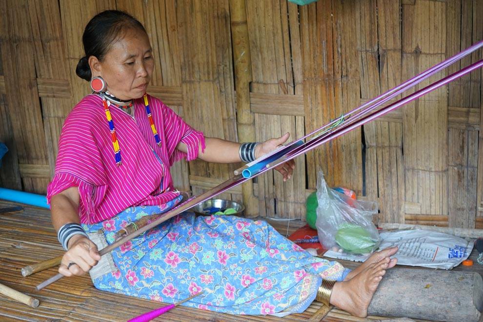 Mujer tejiendo Mujer tejiendo