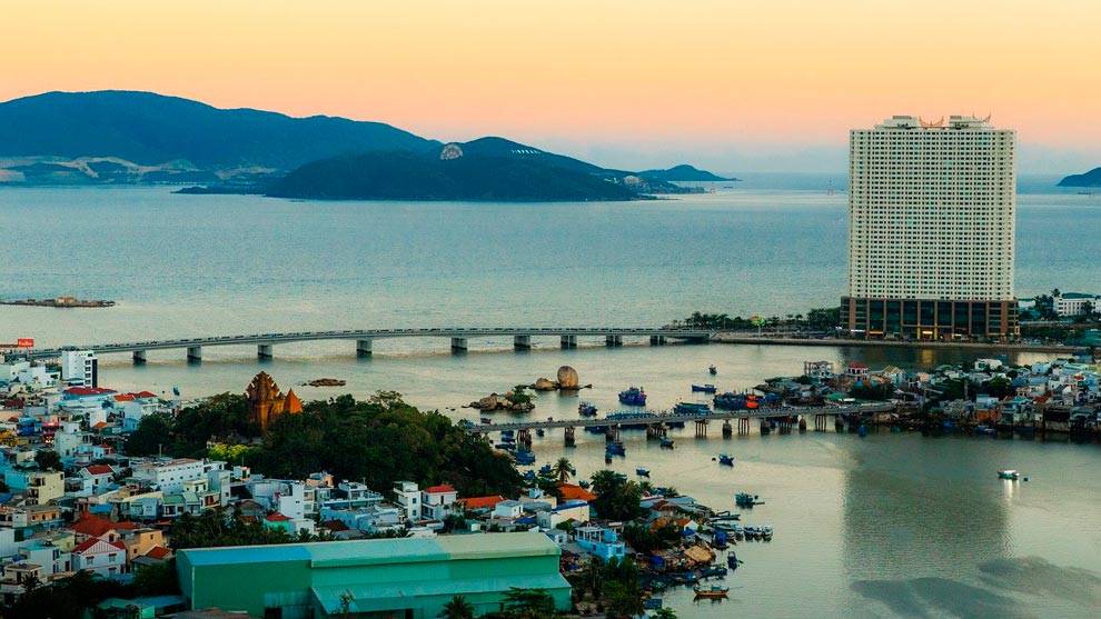 puentes de Nha Trang Puentes en la ciudad de Nha trang en Vietnam