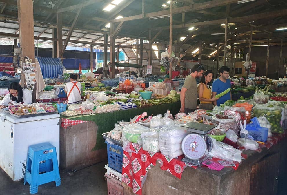 Comprando en Mae Salong Comprando en el mercado de Mae Salong