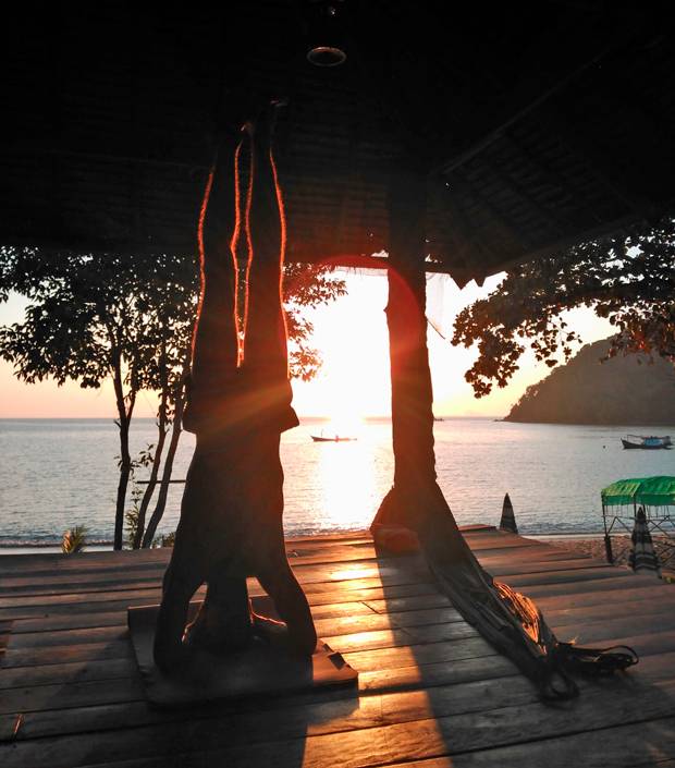 Yoga en Tailandia Yoga en Tailandia delante del mar