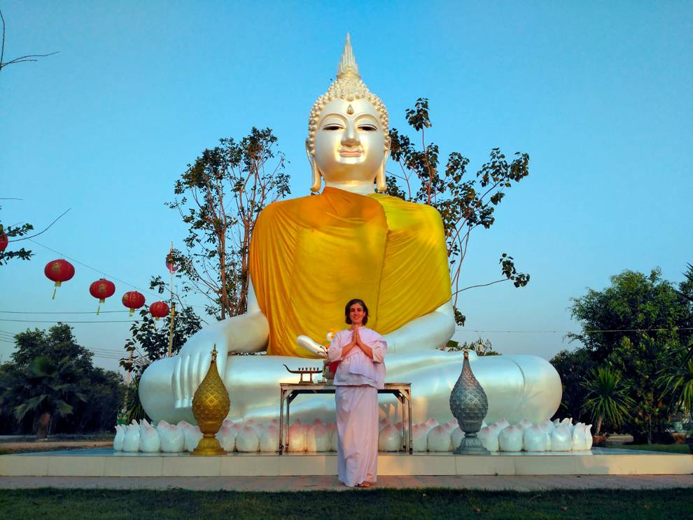 gran buda Buda con practicante de yoga en Tailandia