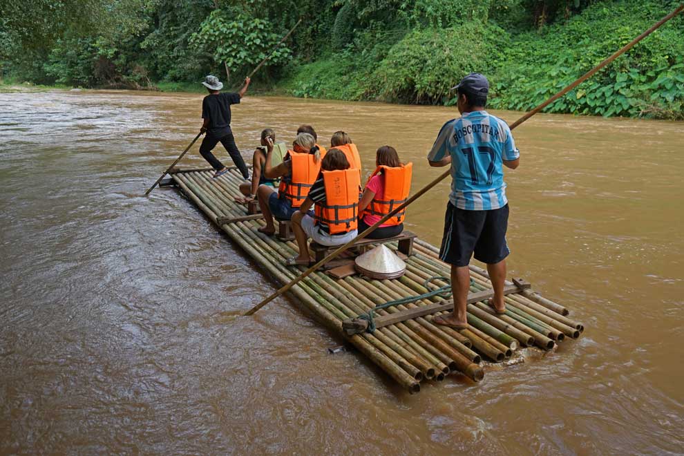 balsas de bambu Rafting en balsas de bambu en el rio kok
