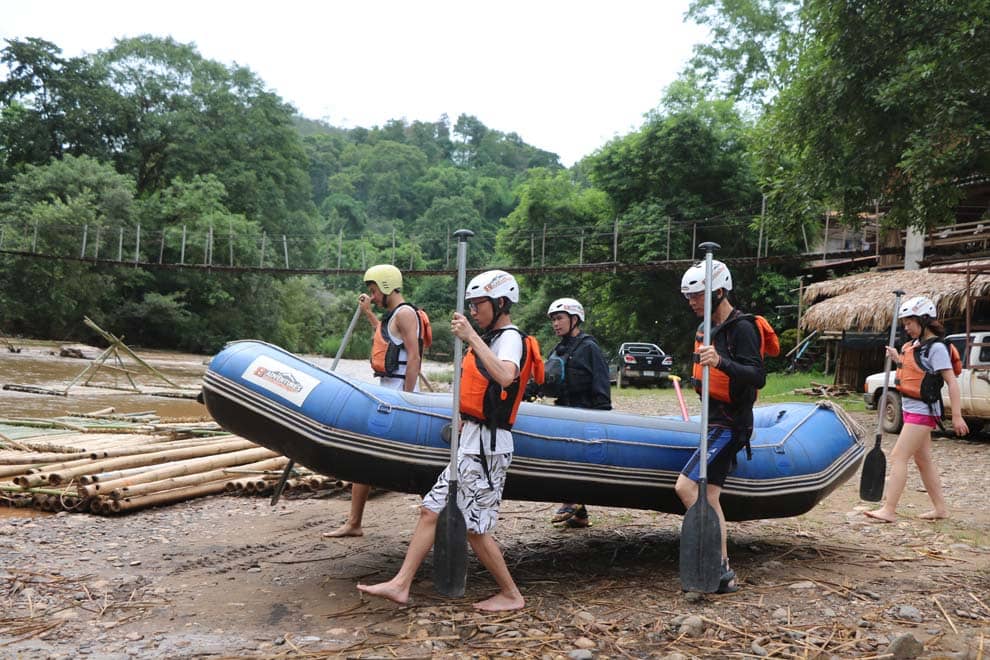 barca al río llevando la barca al río