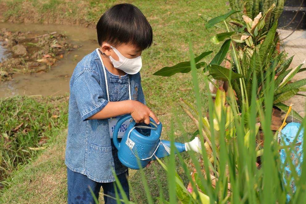 arroz niño jugand con el arroz
