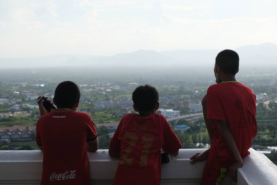monte Niños tailandeses en el monte de los monos