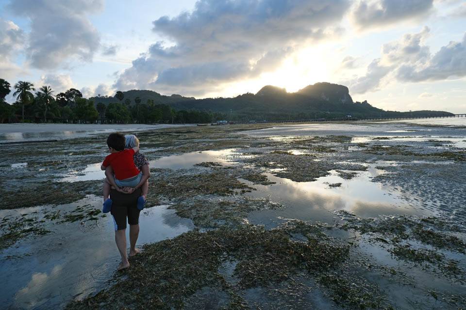 Atadecer Atadecer en Koh Mook desde la playa perla