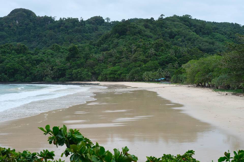 La playa farang, al oeste de la isla