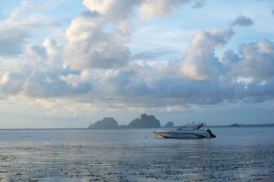 lancha en atardecer Lancha en la isla de Koh Mook
