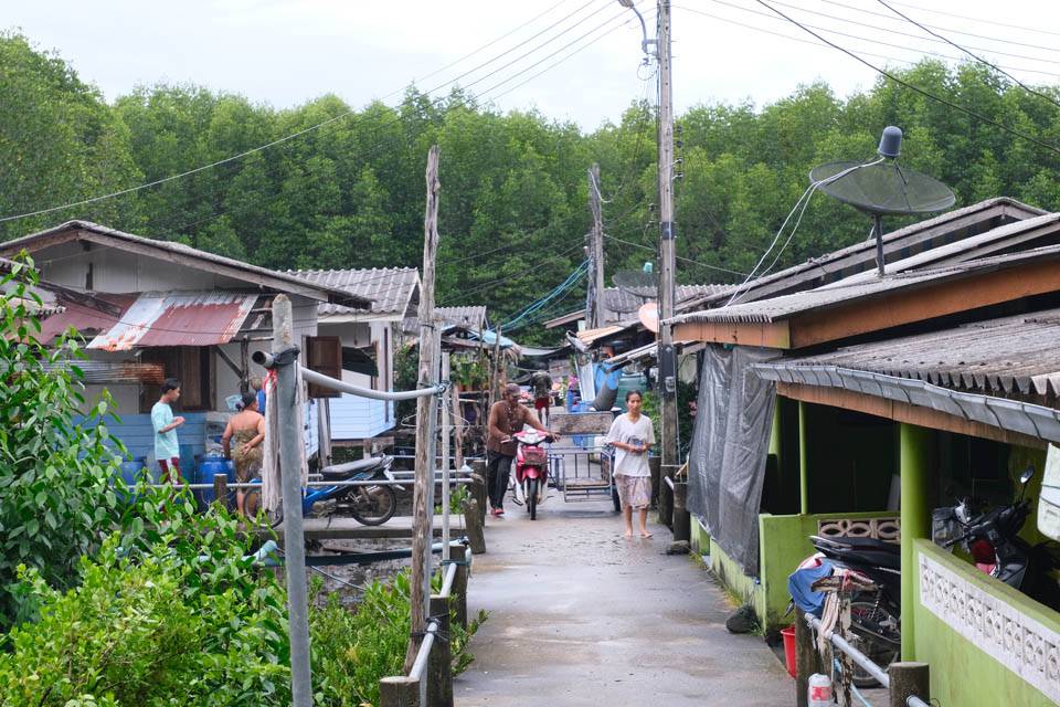 tailandeses gente local en Koh Mook