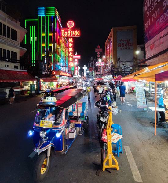 Chinatown Chiantown de noche - Qué ver en Bangkok - Mundo Nómada