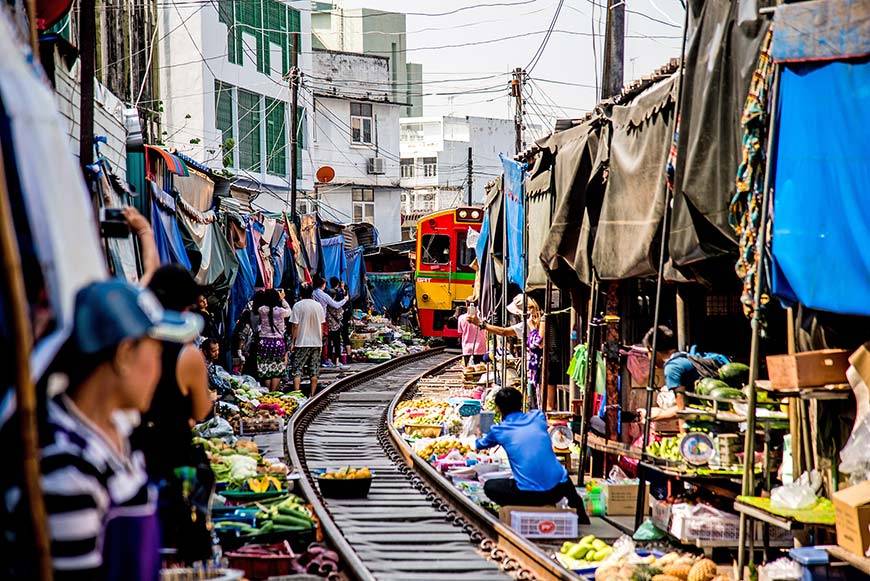 mercado Mercado de la vía del tren