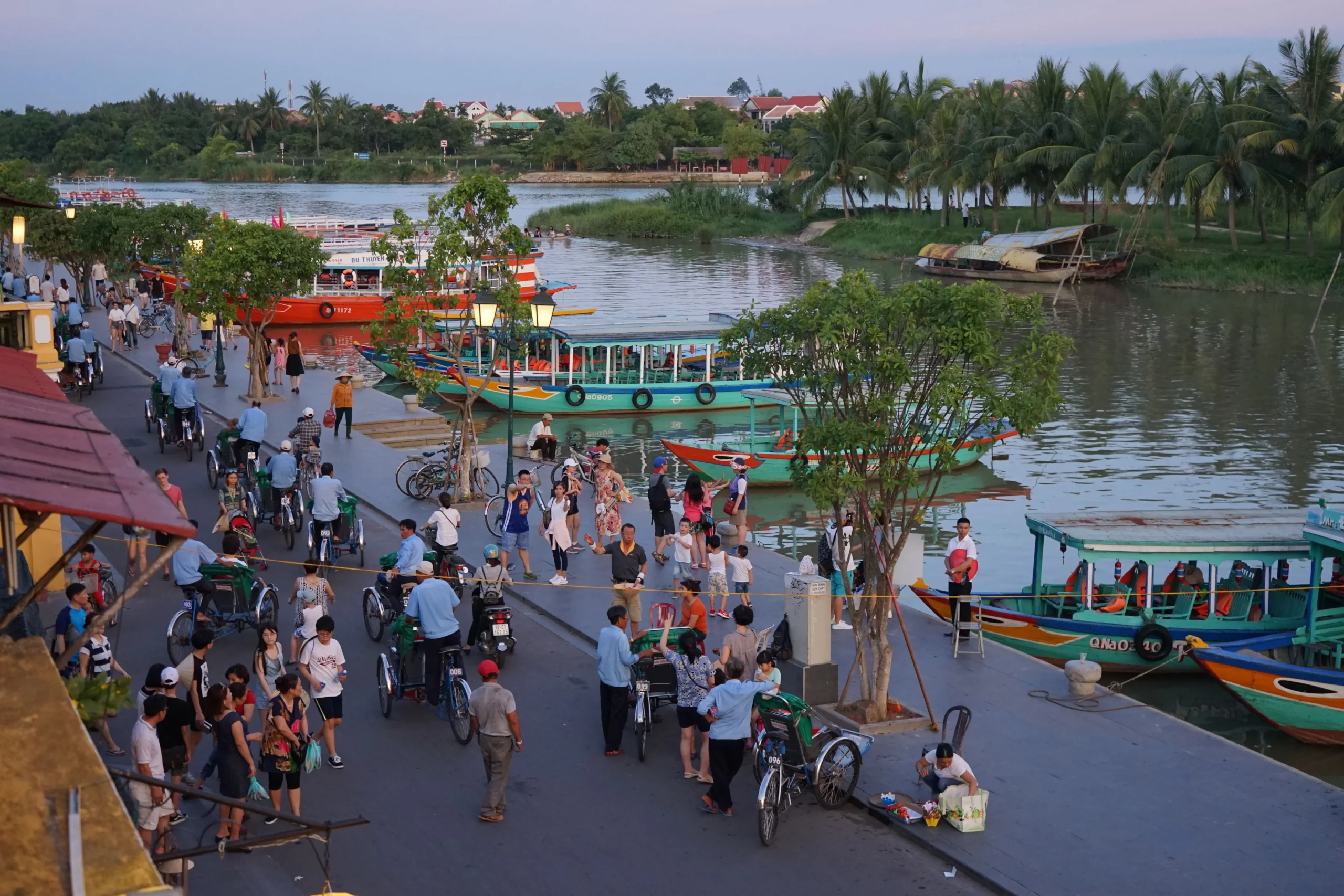 Turistas pasean por Hoi An